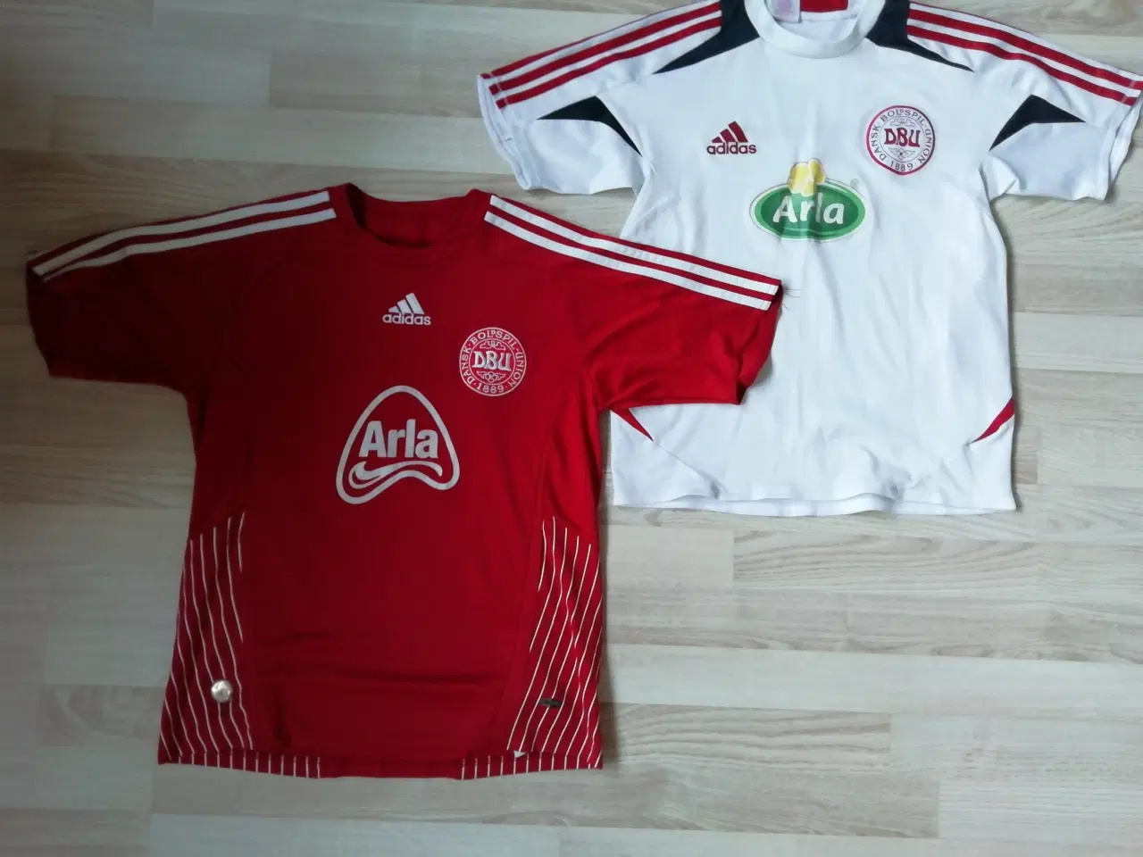 Billede 2 - windbreaker, t-shirts og shorts str. 152