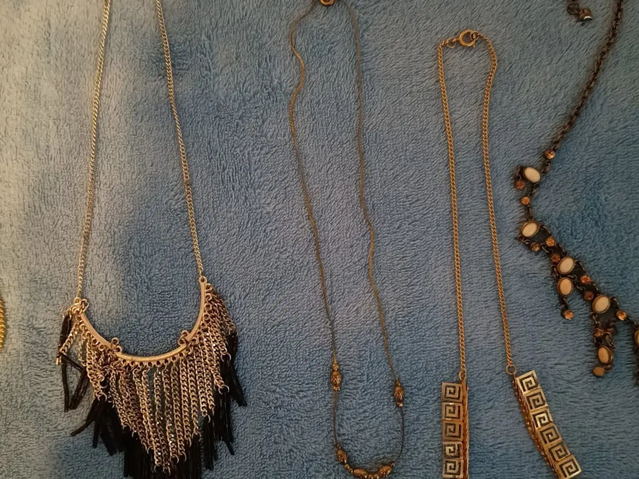 Billede 4 - Plastboks med diverse smykker fra Simili & Pilgrim