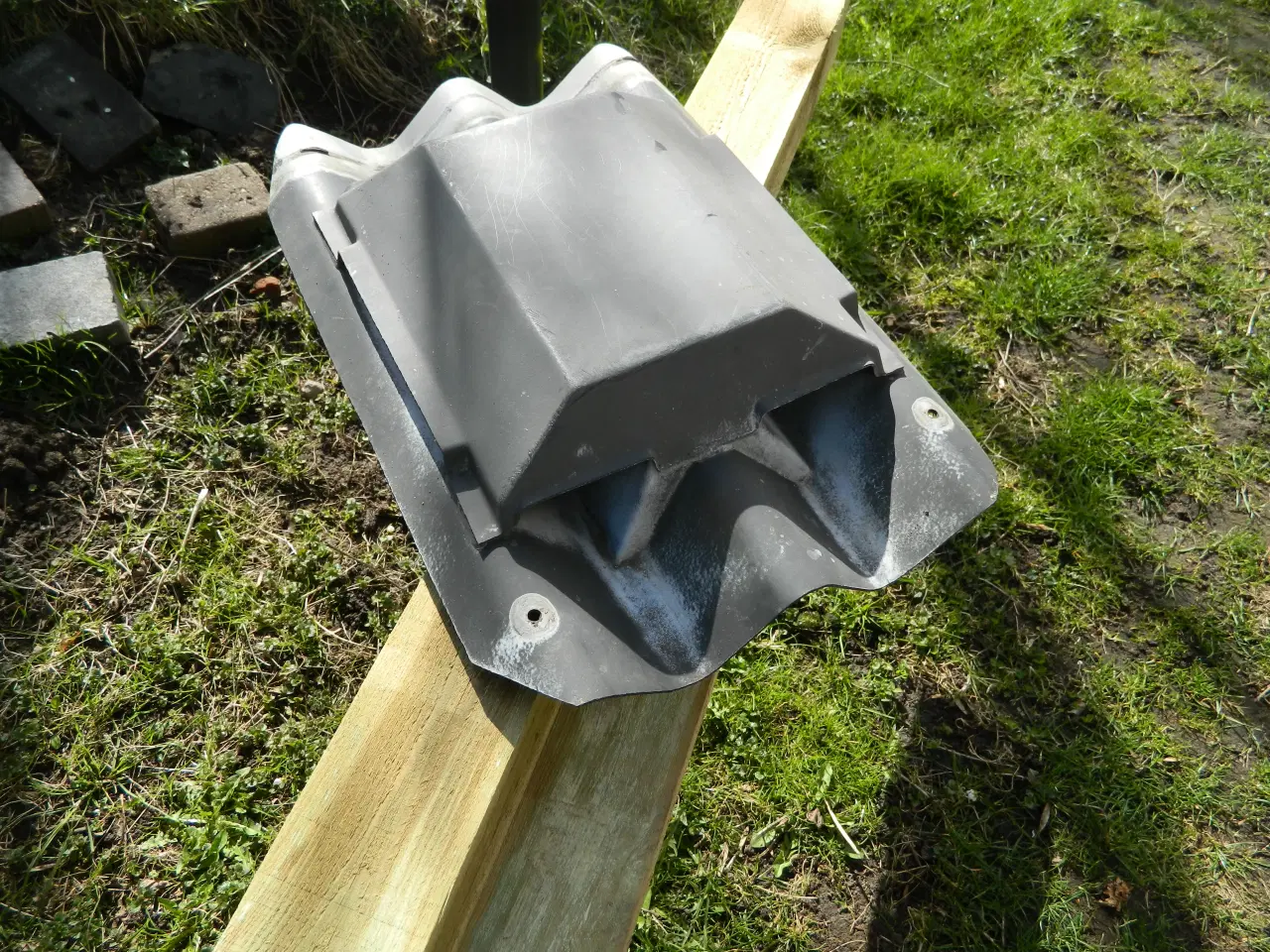 Billede 1 -  B6 Ventilationshætte til tagflade, sort.