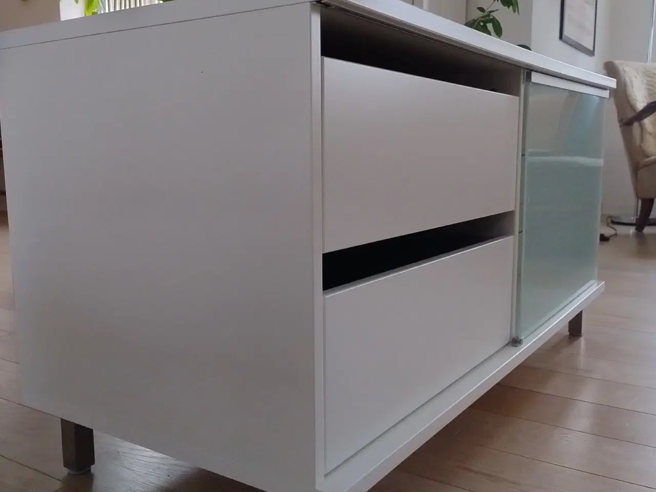 Billede 1 - TV møbel med glaslåger sælges