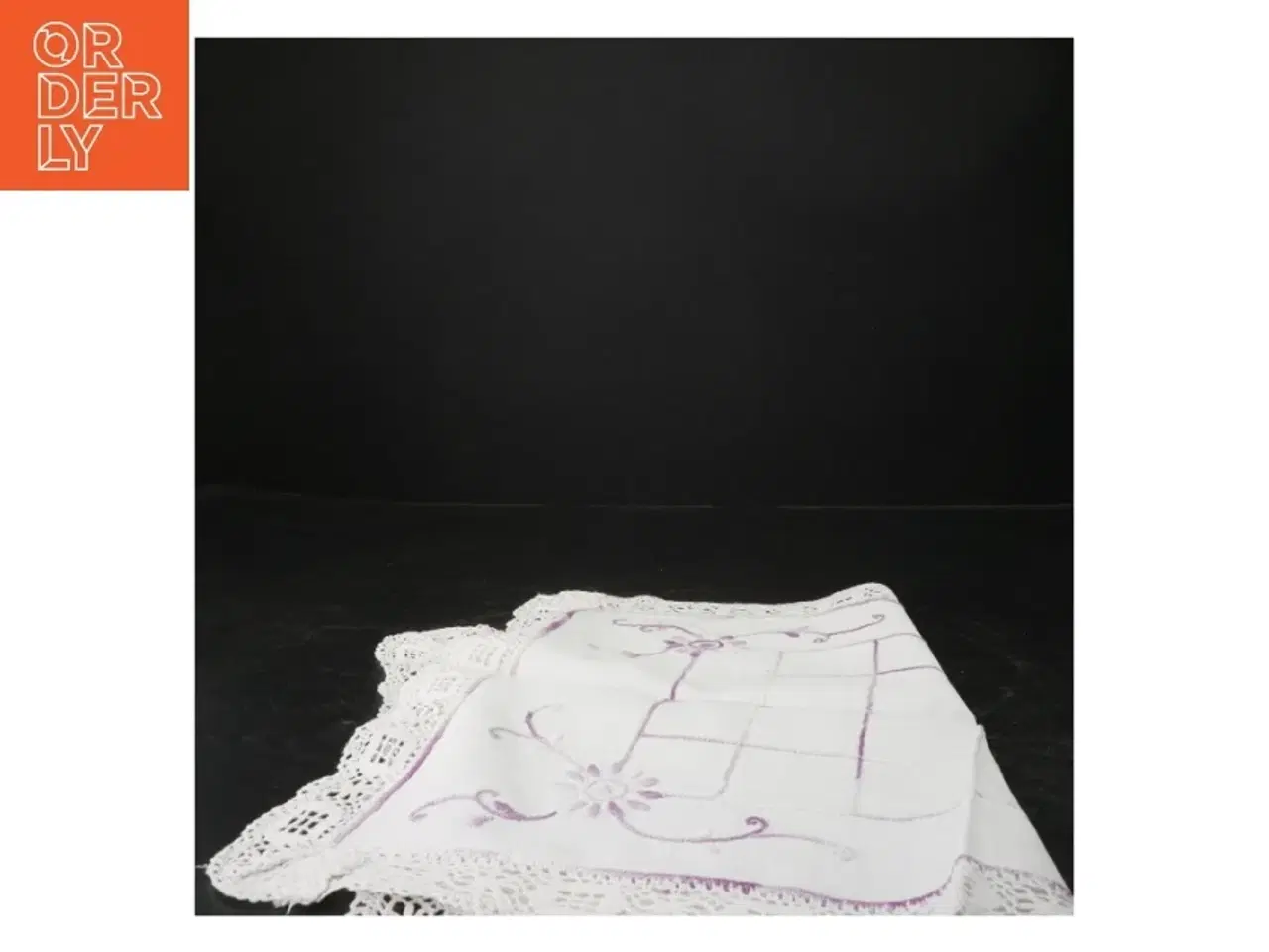 Billede 2 - Broderet dug (str. 52x37 cm)