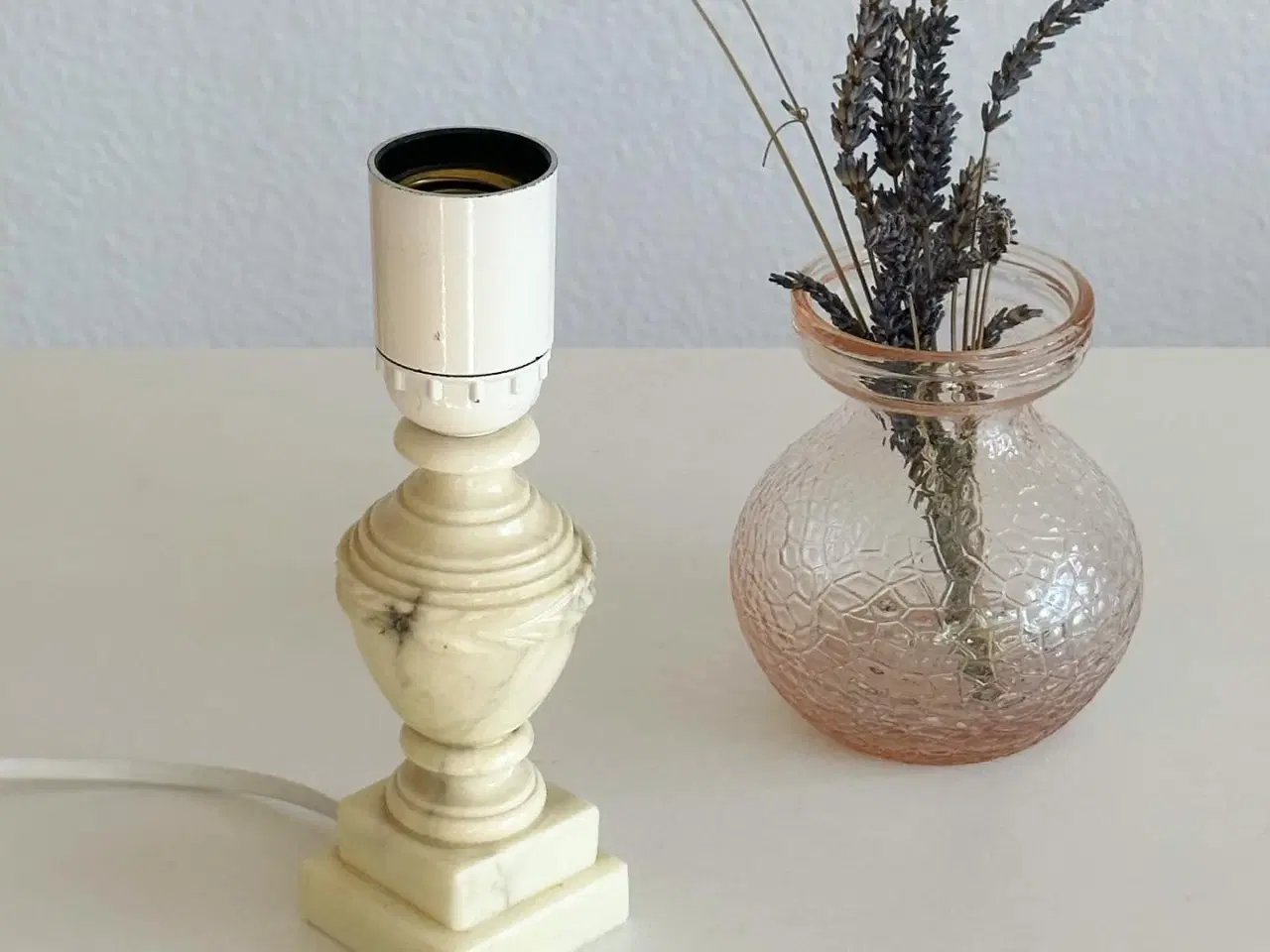 Billede 2 - Lille bordlampe, lakeret