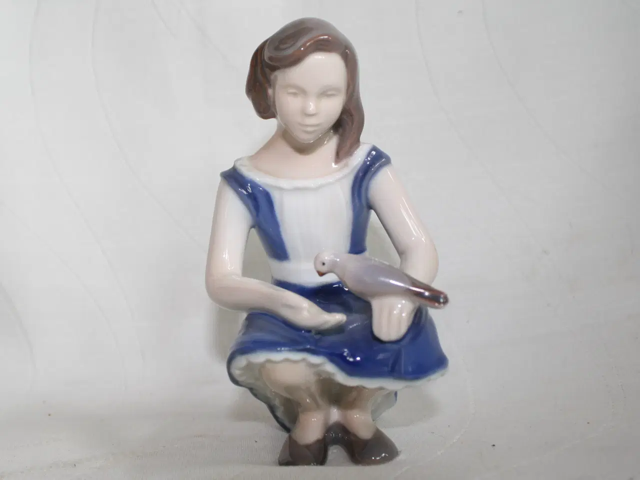 Billede 10 - Pige med due, figur fra Bing & Grøndahl 