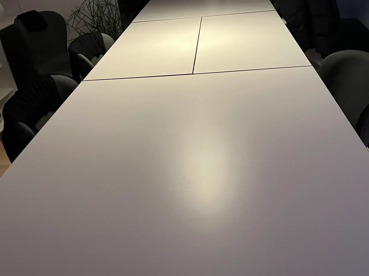 Billede 2 - Stort hvidt og sort spisebord og 6 stole