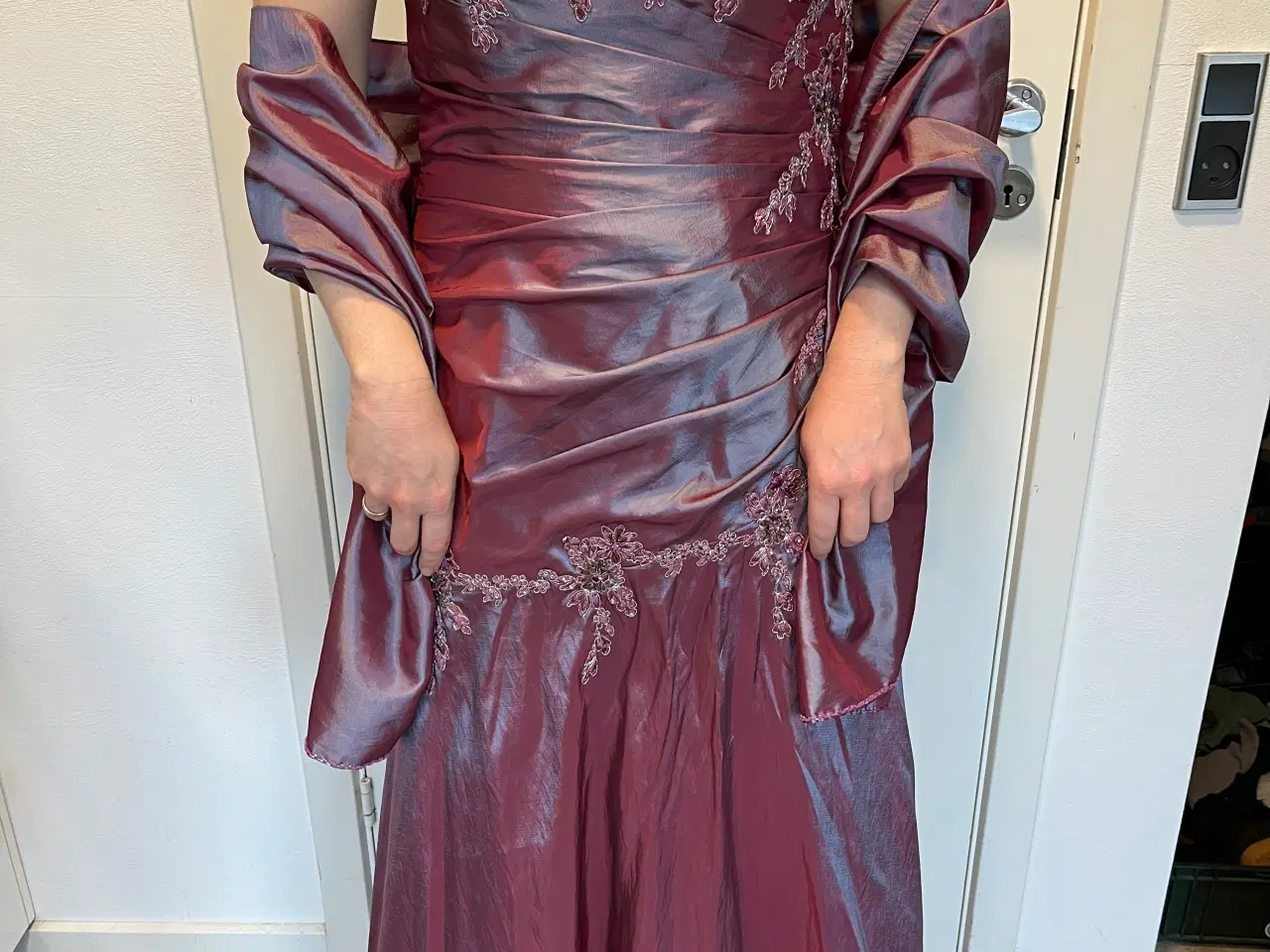 Billede 1 - Gallakjole med smukke detaljer, inkl sjal