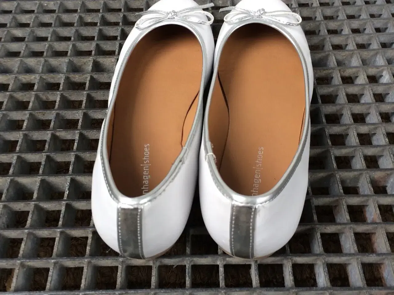 Billede 2 - Hvid sko med lidt sølv i kanten