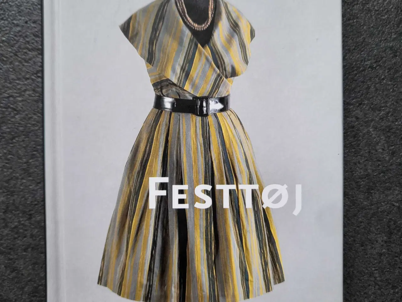 Billede 1 - Lille bog om festtøj 