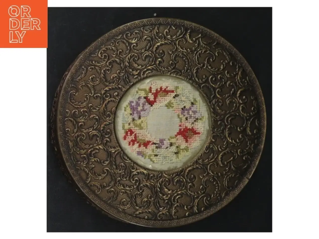Billede 2 - Dekorativ ciseleret metal skrin med broderet låg (str. Ø. 14 cm)