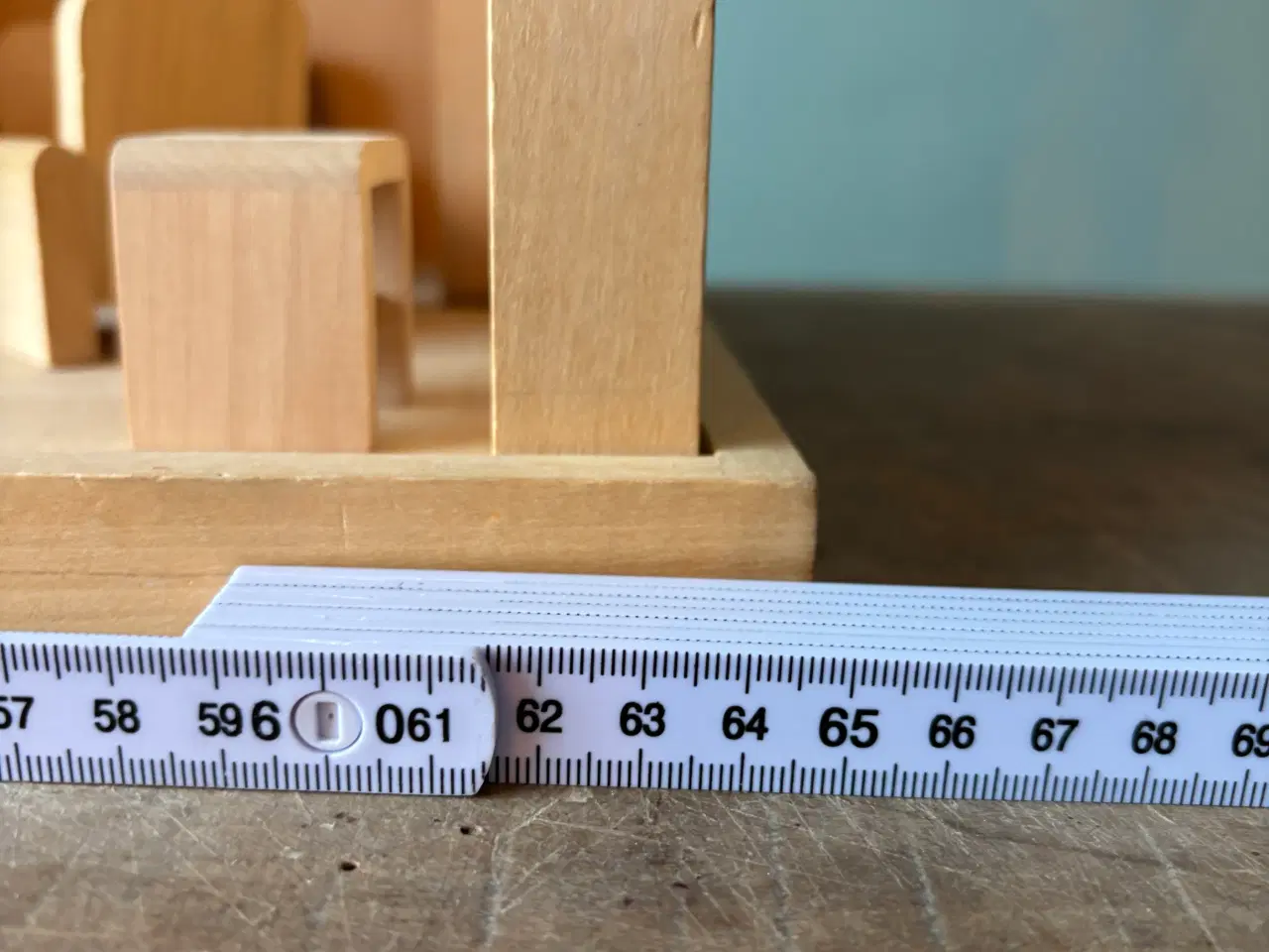 Billede 7 - Skønt stort dukkehus i træ med masser af tilbehør