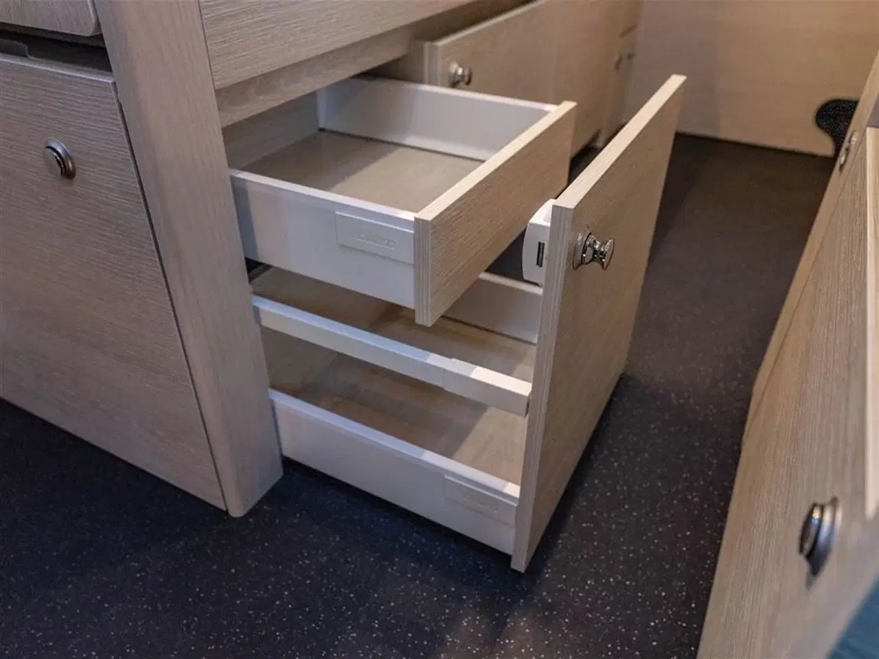 Billede 16 - 2026 - Tourne 6.4 Cruise aut. gear - Black   Den originale Tourne med langsgående senge