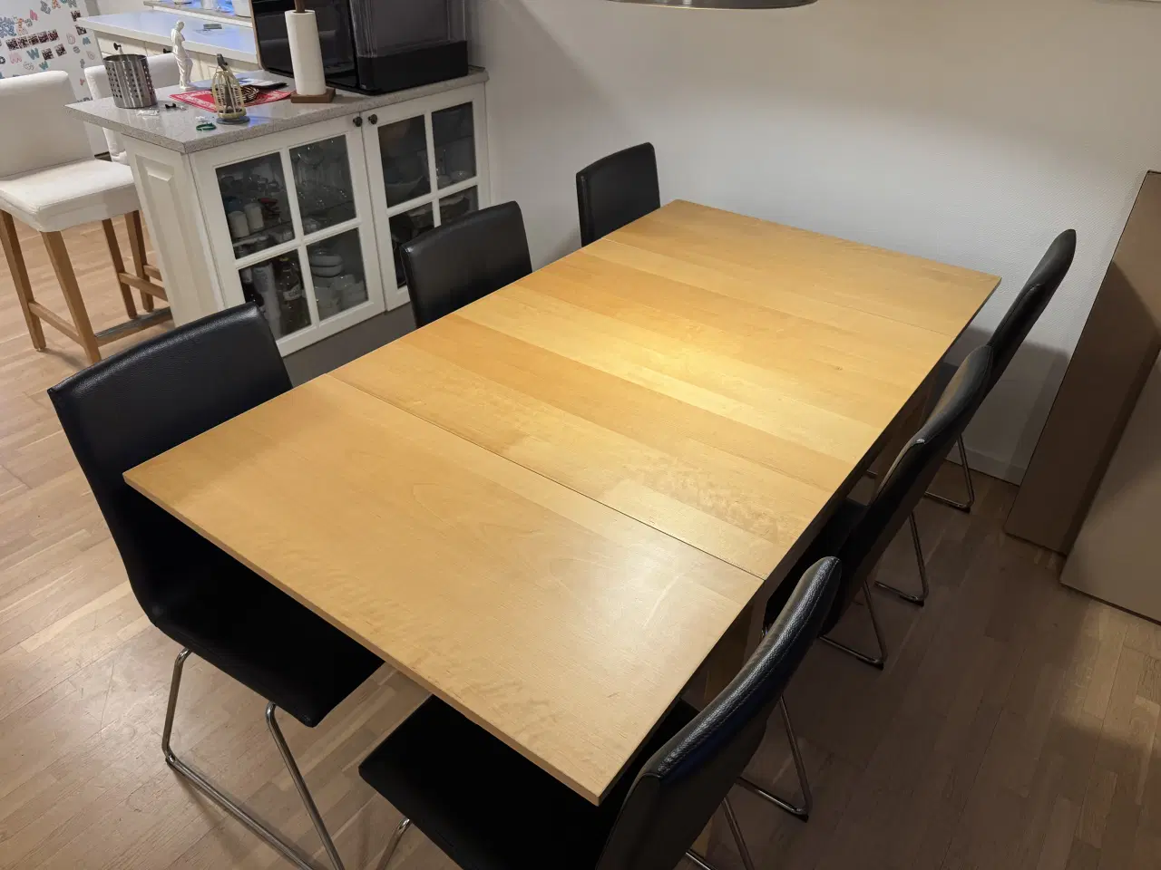 Billede 3 - Spisebord med fire stole