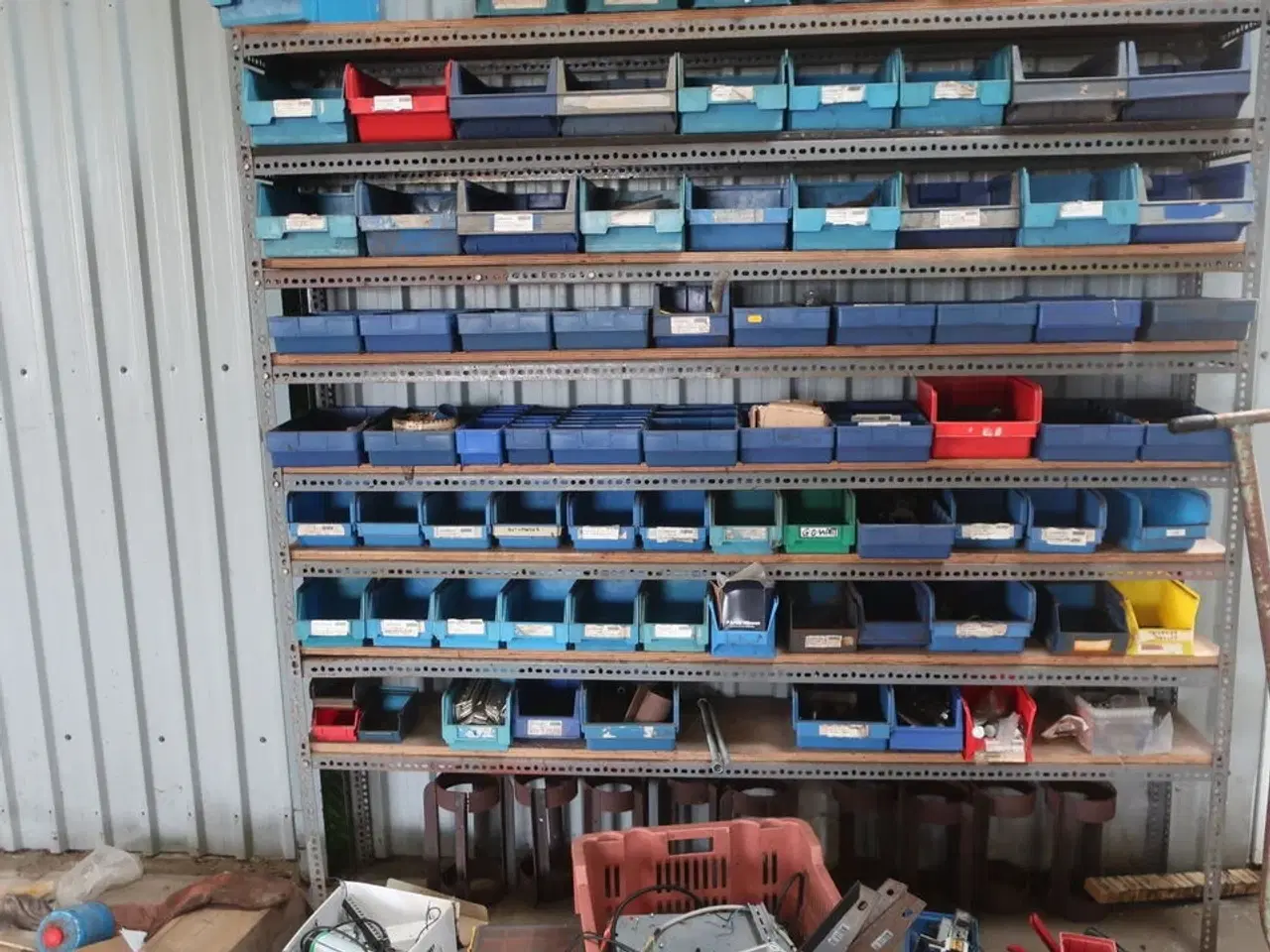 Billede 16 - 2 stk. rullebukke, paller, reoler, reservedele, værktøj, stiger m.m.