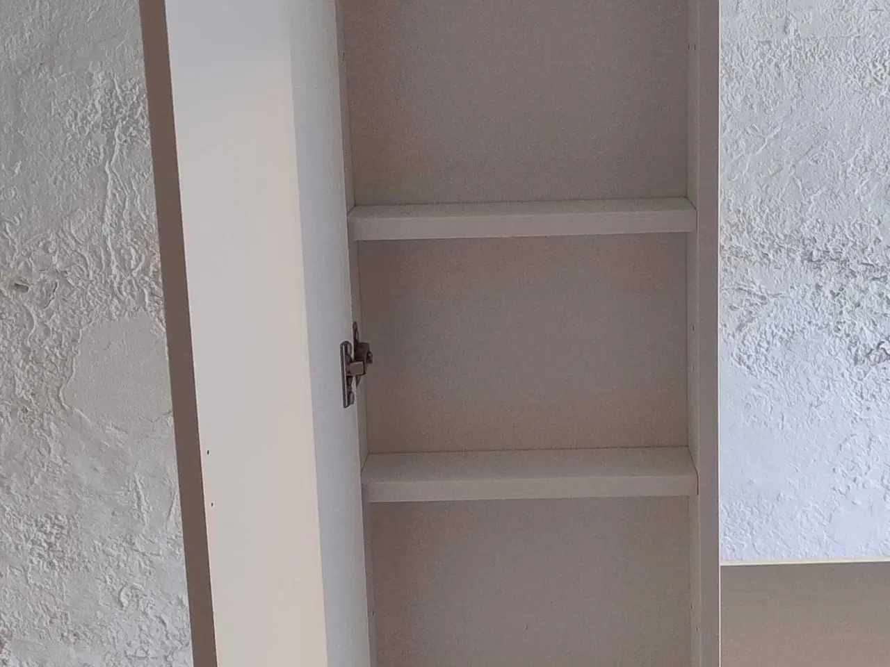 Billede 3 - Badeværelsesskab 