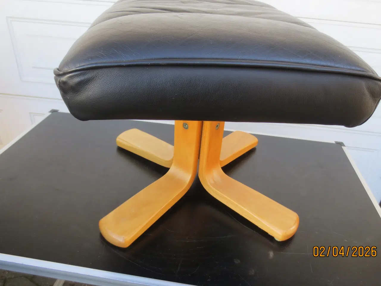 Billede 3 - 1 stk Fodskammel med sort læder 