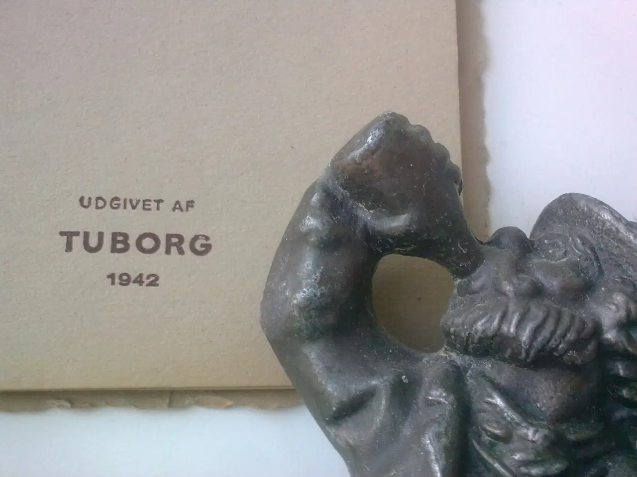 Billede 1 - Tuborg 1942 Danmark med tørstig skulptur