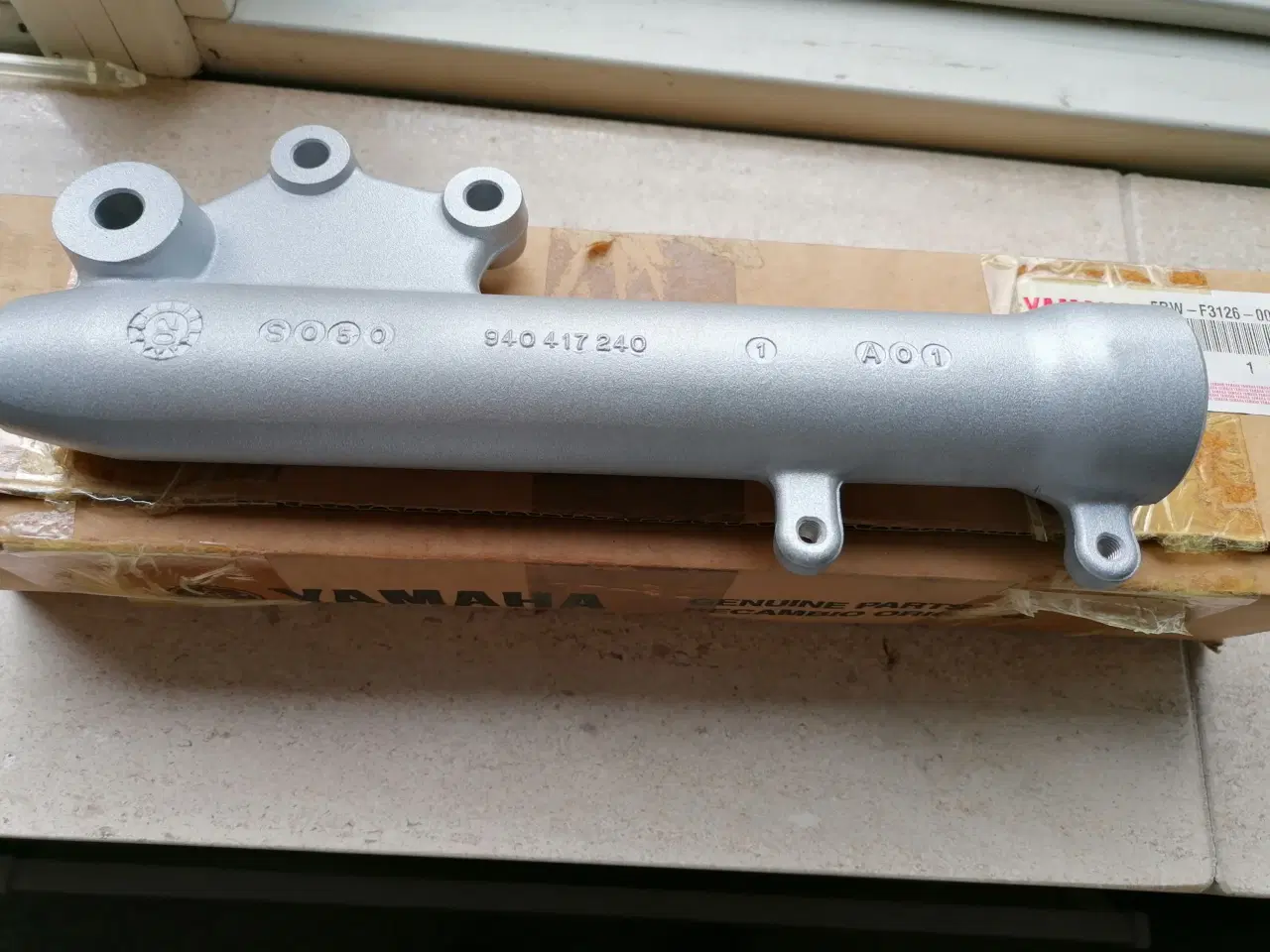 Billede 1 - Udvendig gaffelben til Yamaha Jog R. Ydre venstre 