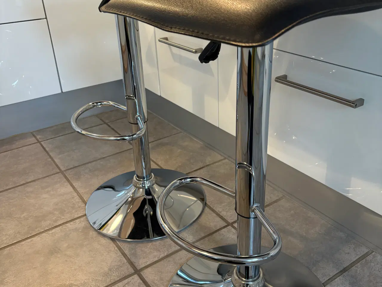 Billede 3 - Barstole med sort betræk. Ingen skrammer. 2 stk.