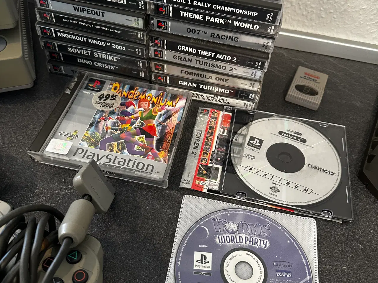 Billede 2 - Playstation 1 pakke med 2 maskiner og 20 spil