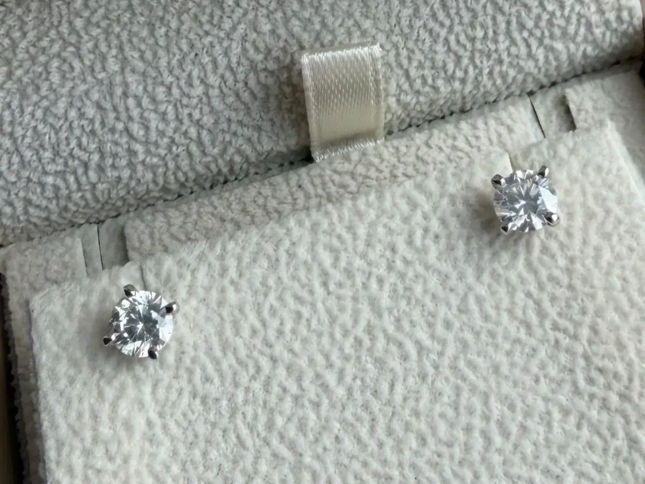 Billede 1 - Ørestikker i 14 karat hvidguld med i alt 1.04 cara
