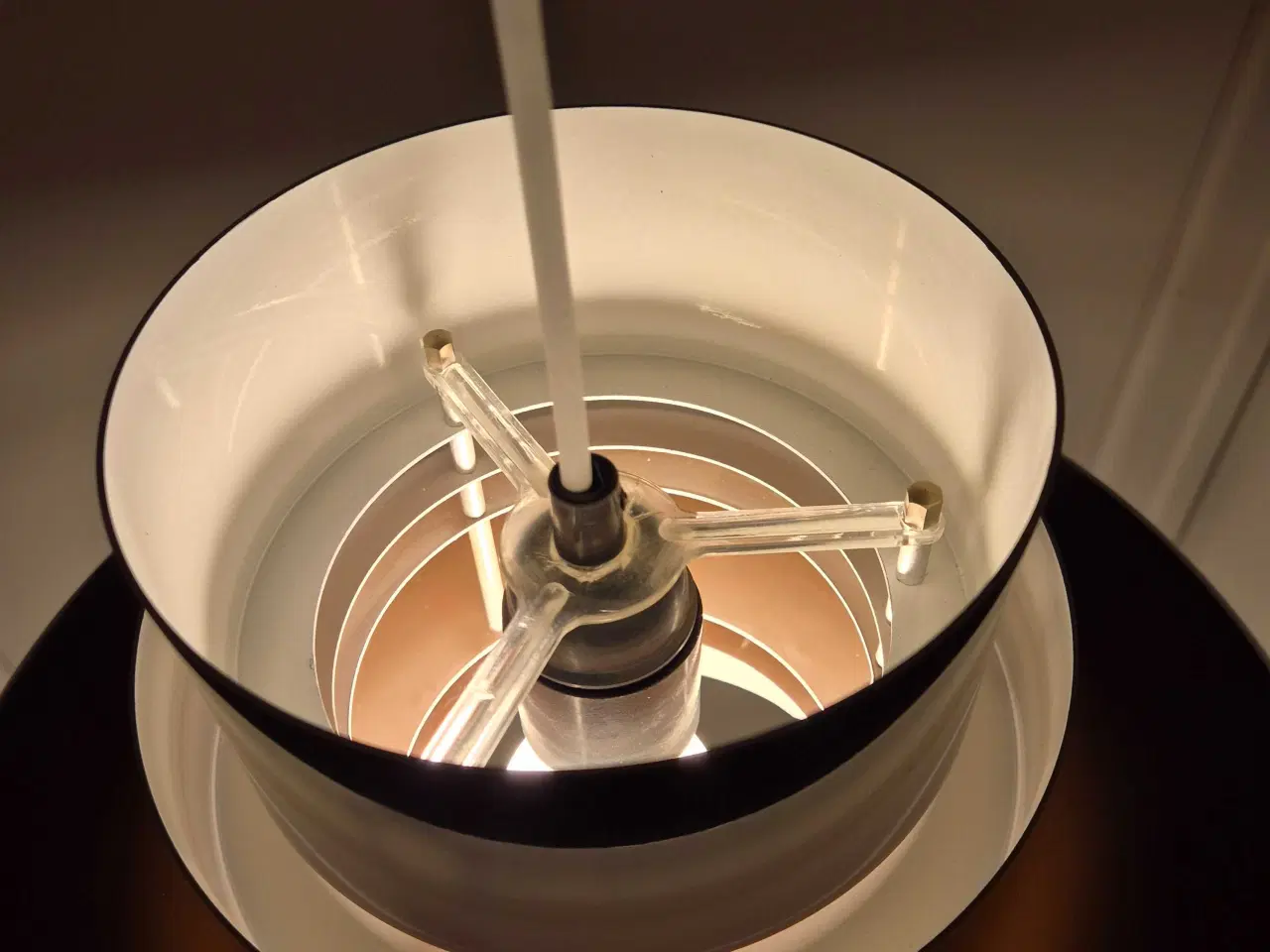 Billede 18 - Chokoladebrun retrolampe med guldfarvet ring