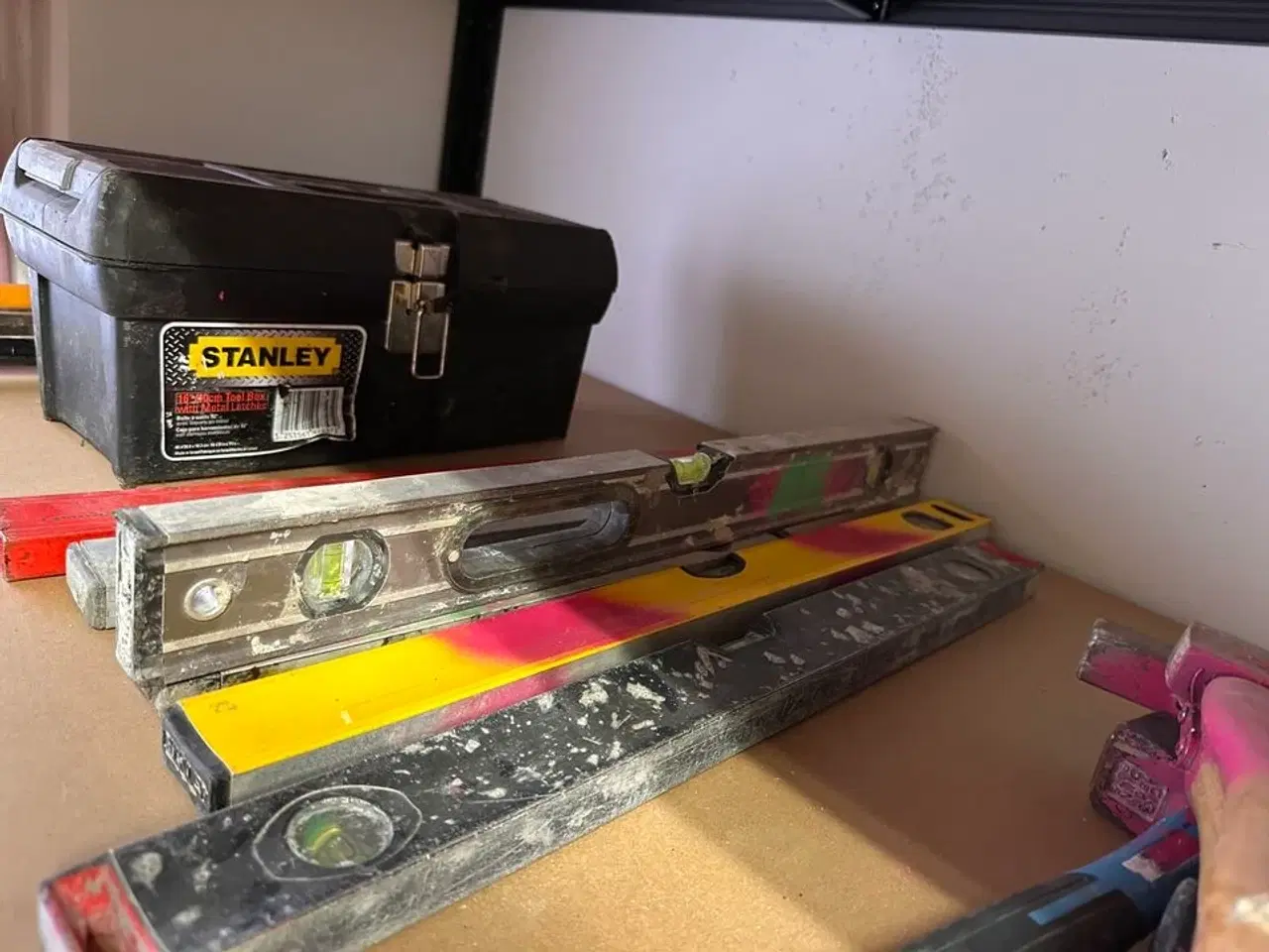 Billede 12 - Indhold på reoler af diverse håndværktøj, sikkerhedsdragter mv.