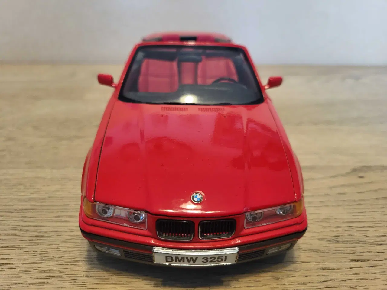Billede 6 - Modelbil, BMW 325i Cabriolet 1993.  Skala 1/18.