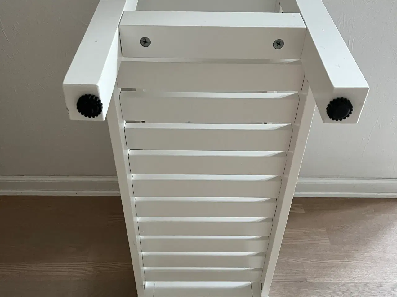 Billede 4 - Bænk med justerbare fødder under alle ben