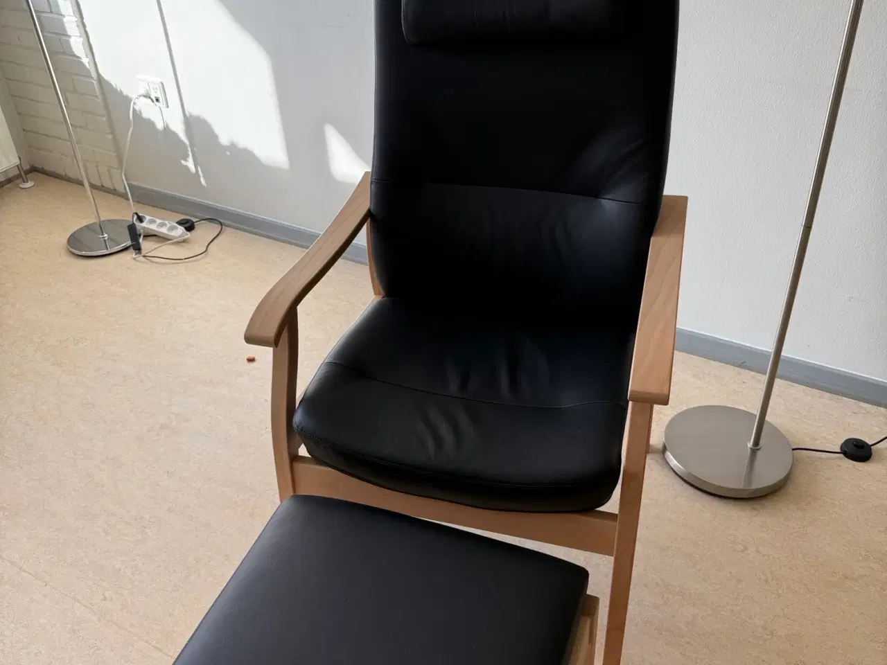 Billede 2 - Sort Farstrup læder hvilestol med fodskammel