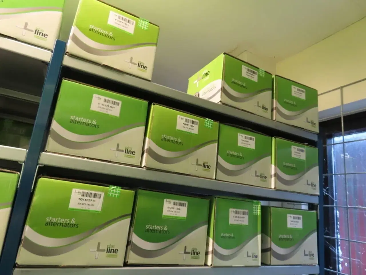 Billede 30 - 16 fag med startere og generatorer