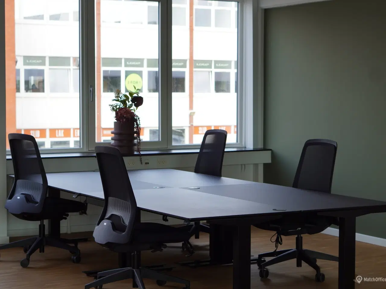 Billede 3 - Et lejemål med åbne rum der oser af skråsikker attitude og selvsikkerhed