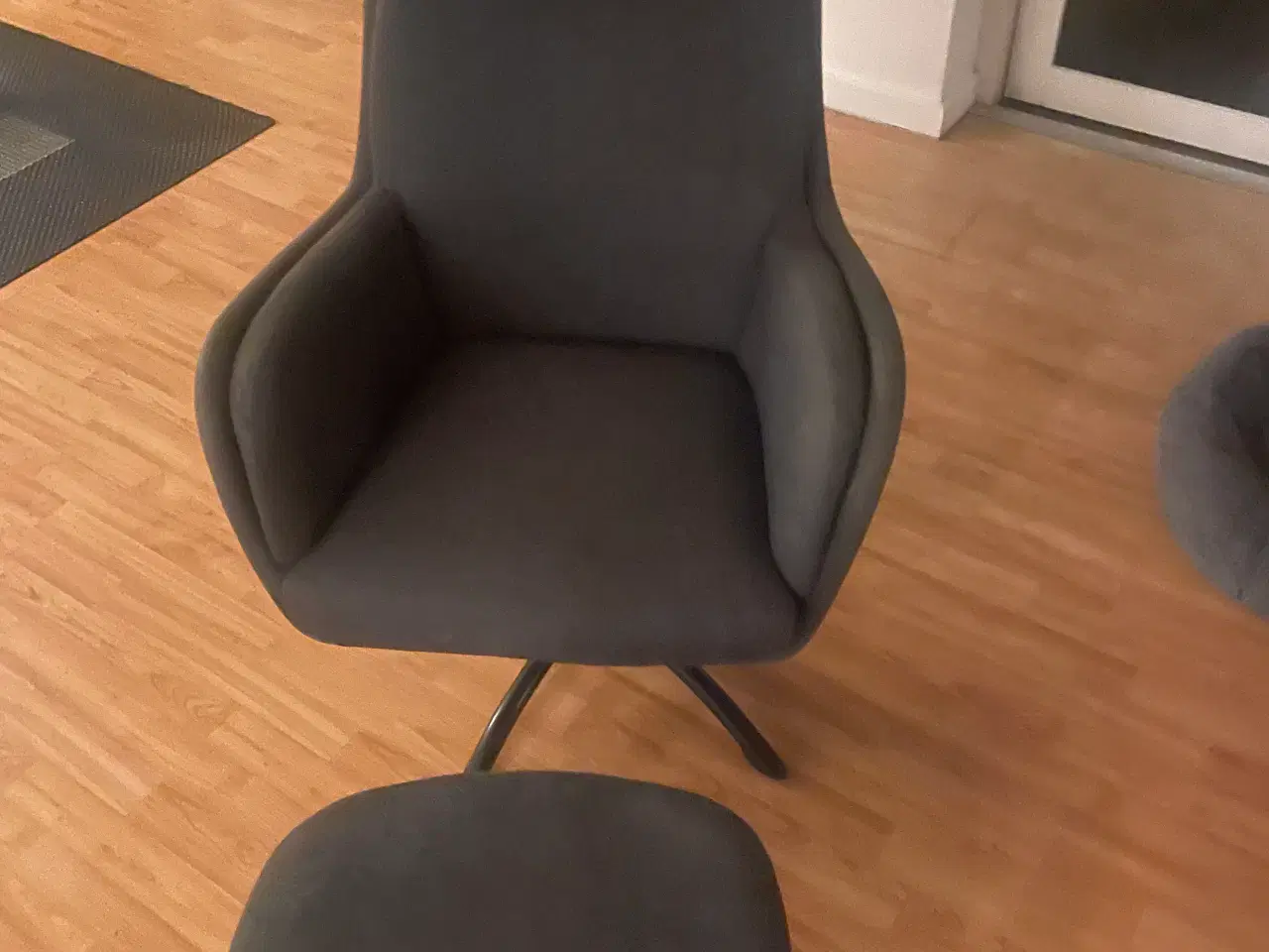 Billede 1 - Grå lænestol med fodskammel 