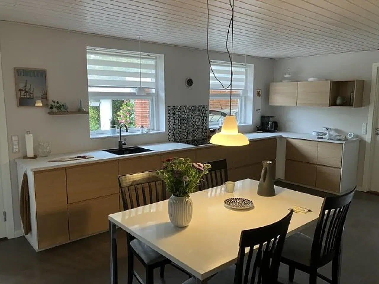 Billede 2 - Spisebord, Hvid med metal ben