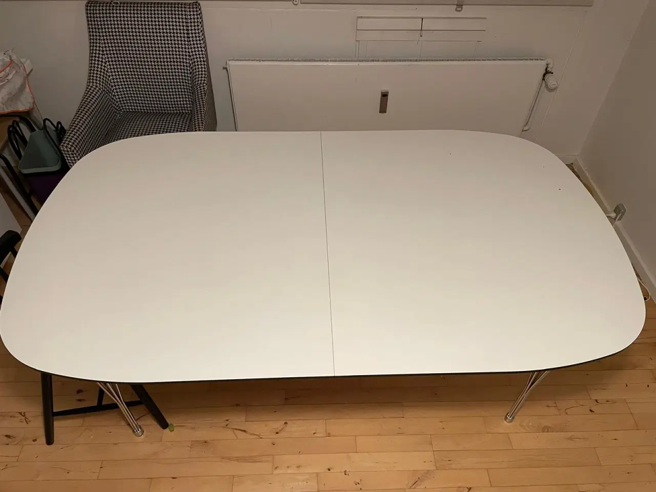 Billede 5 - Hvidt spisebord med sort kant fra Ilva