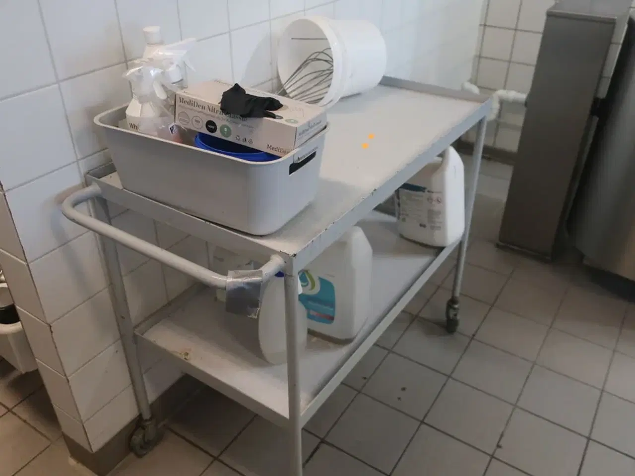 Billede 1 - Rullebord med indhold