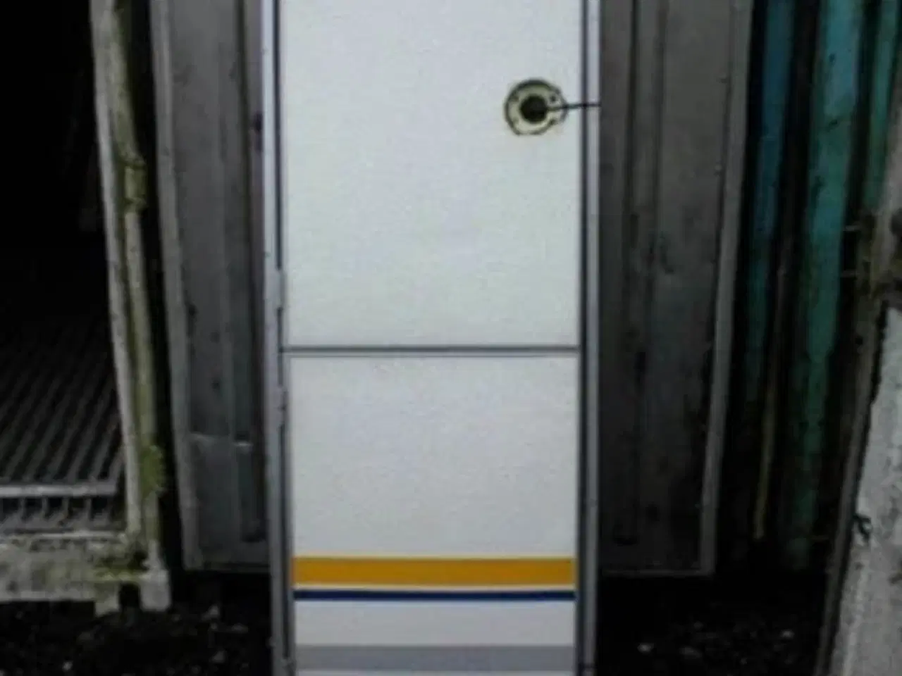 Billede 1 -   Dør med karm.