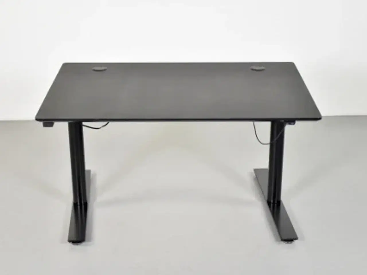 Billede 1 - Hæve-/sænkebord med sort linoleum, 120 cm.