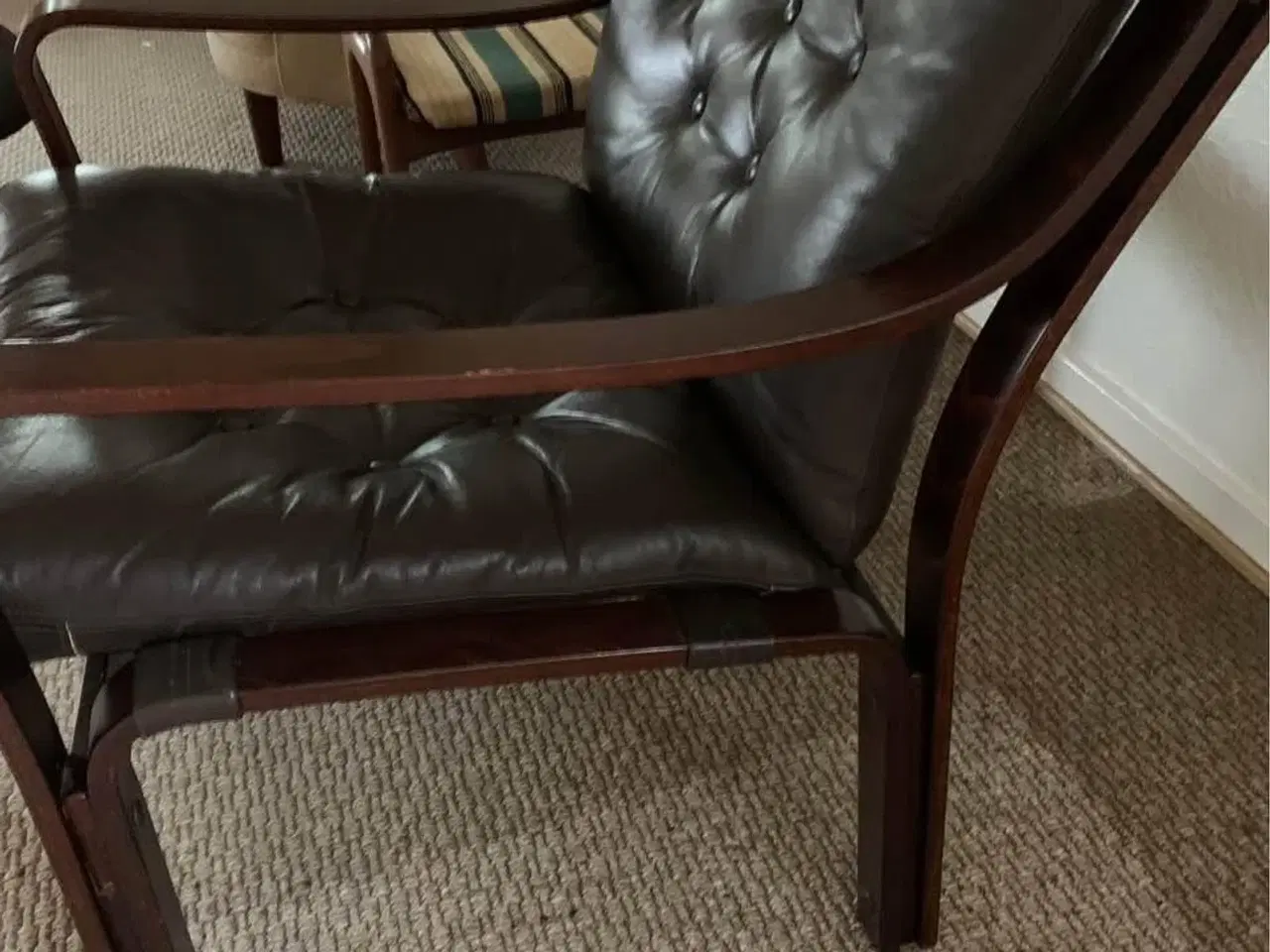 Billede 3 - Læder lounge stol brun m.palisander stel/armlæn