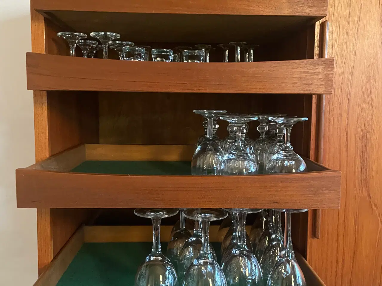 Billede 6 - Dækketøjsskab med hylder og skuffer 