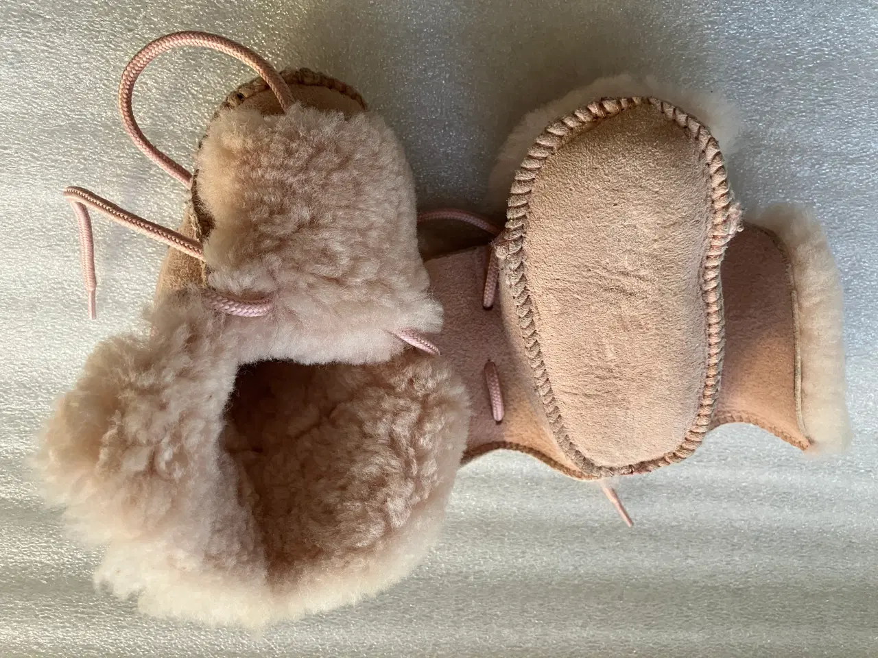 Billede 1 - Babyfutter i ægte lammeskind, blød og varm!