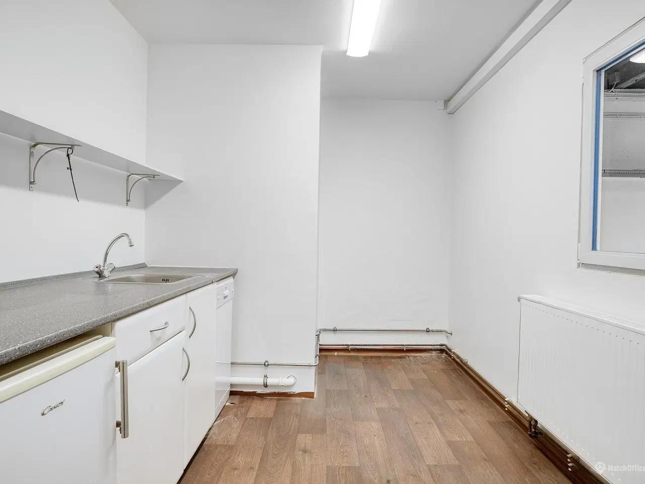 Billede 13 - Stort og højloftet lagerlokale med tilhørende kontorlokale.