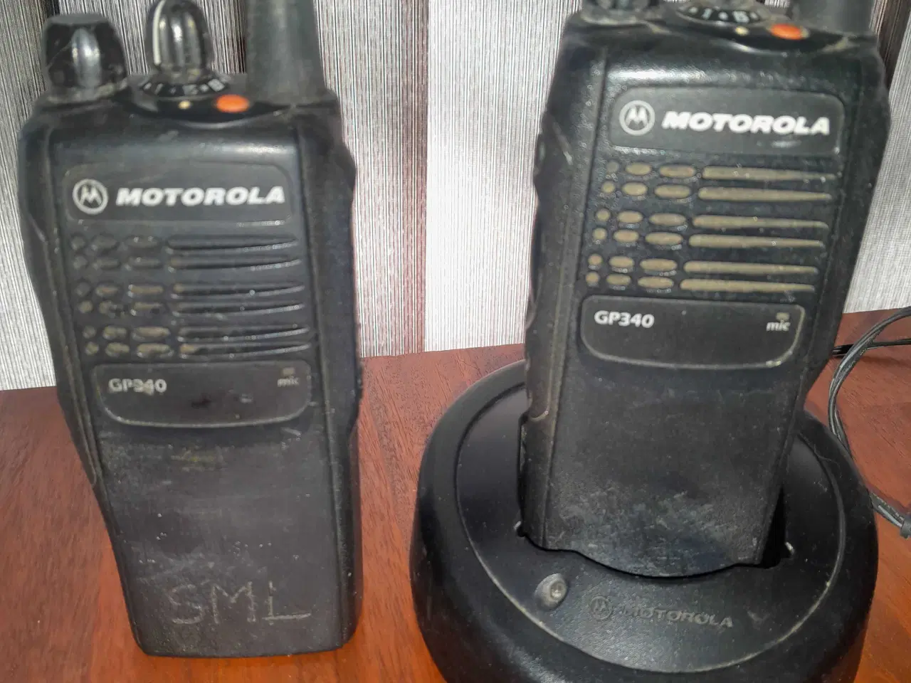 Billede 1 - Motorola GP340 radioer med monofoner og lader.