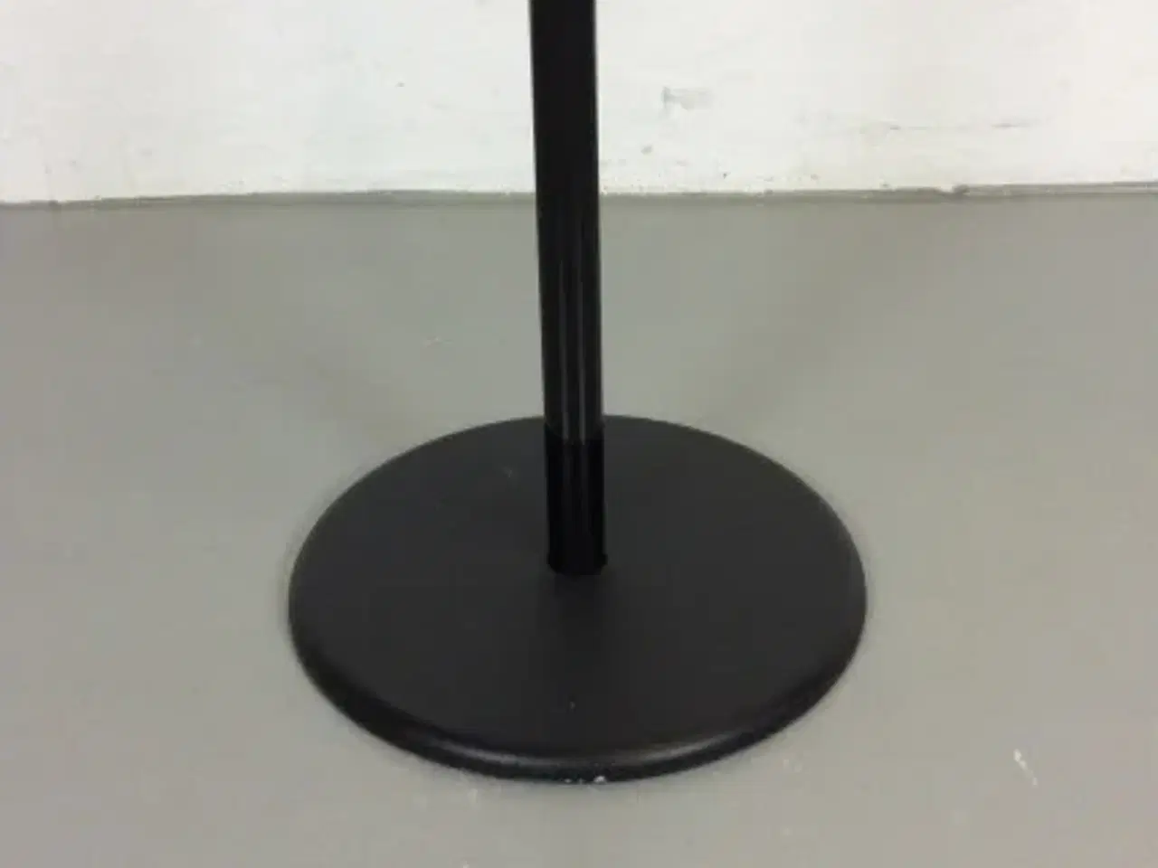 Billede 2 - Stumtjener i sort metal med rund fod, højde ca. 165 cm