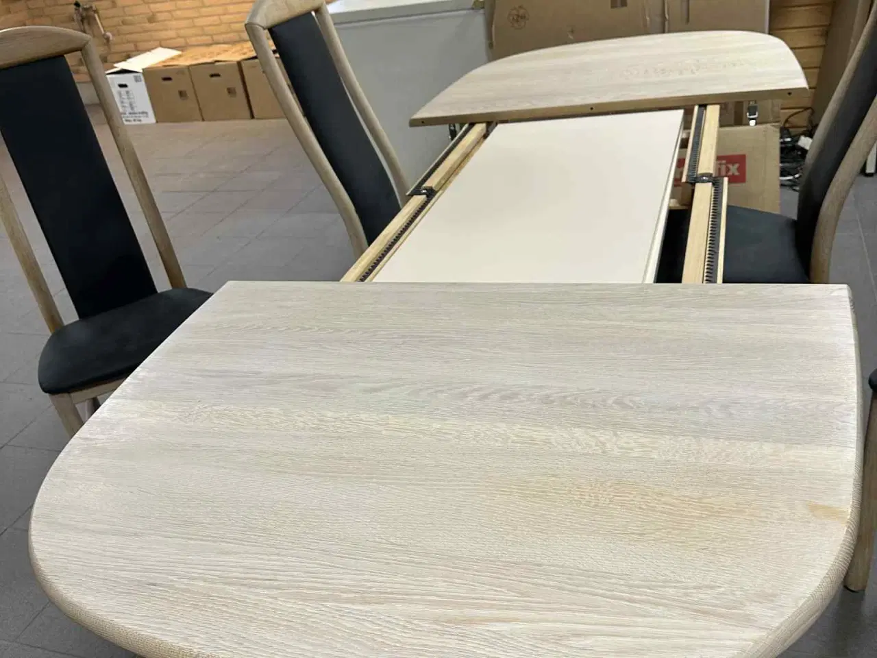 Billede 5 - Spisebord med fire stole sælges.