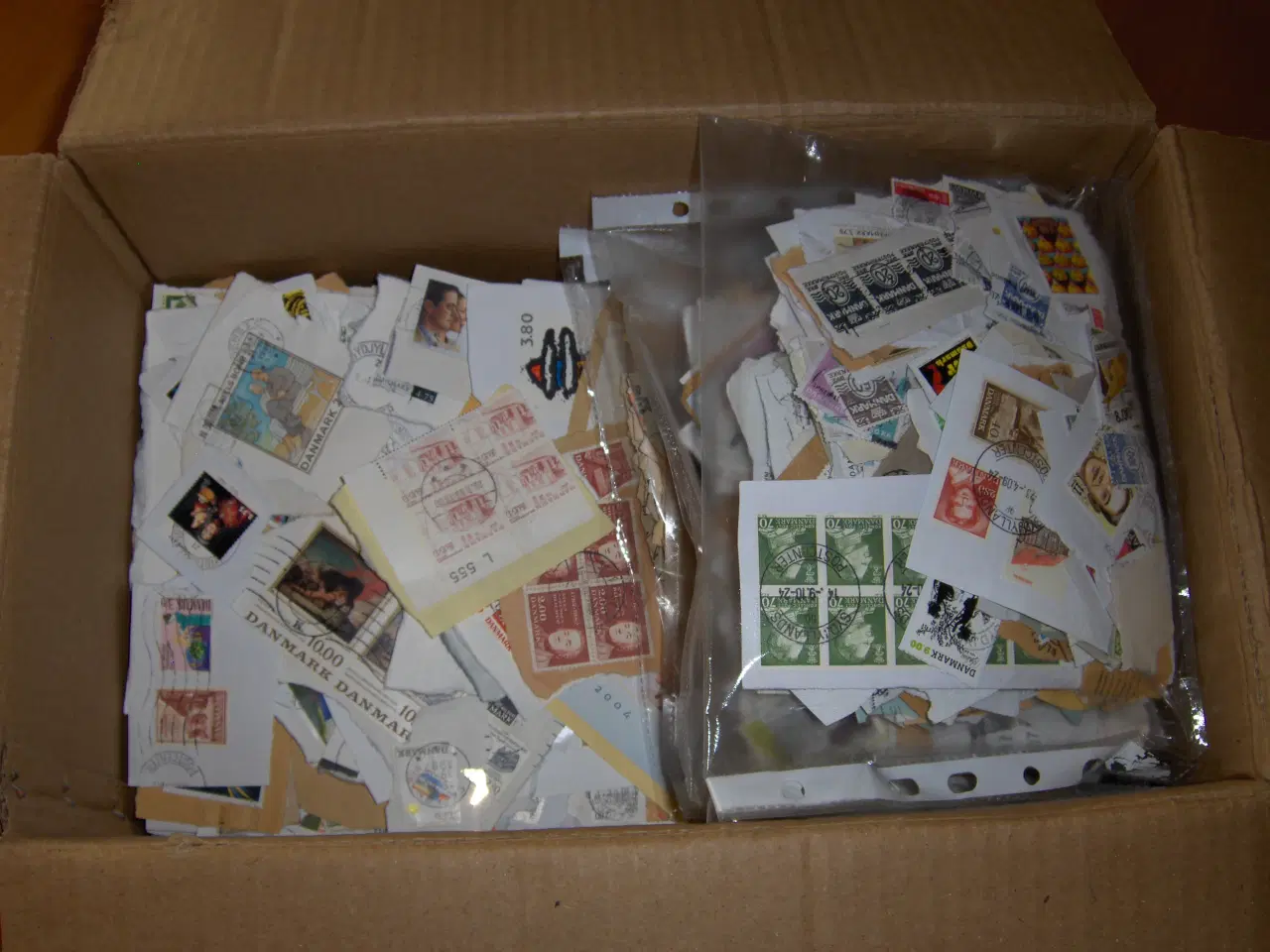 Billede 2 - 3 Kilo afklip Danske frimærker.