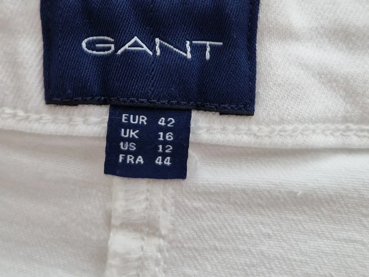 Billede 3 - Nederdel, hvid canvas med stretch, mrk. Gant