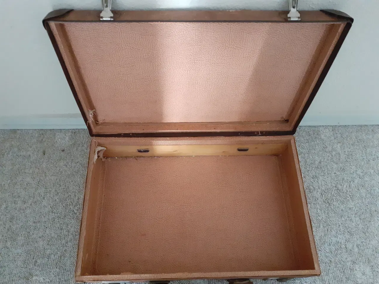 Billede 4 - Gl kuffert.