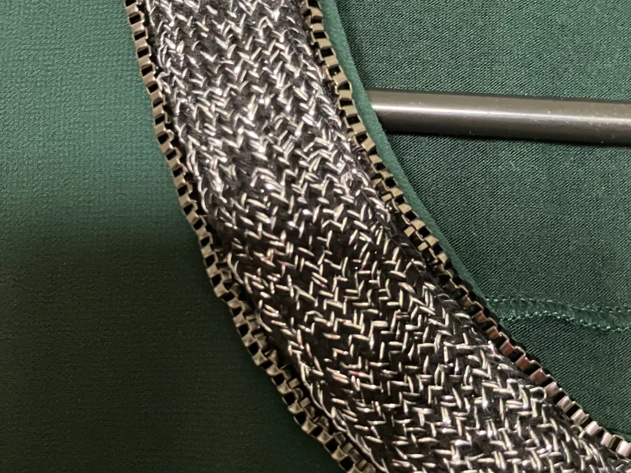 Billede 2 - Smuk skovgrøn Anna Field top med sølvtråde-pynt