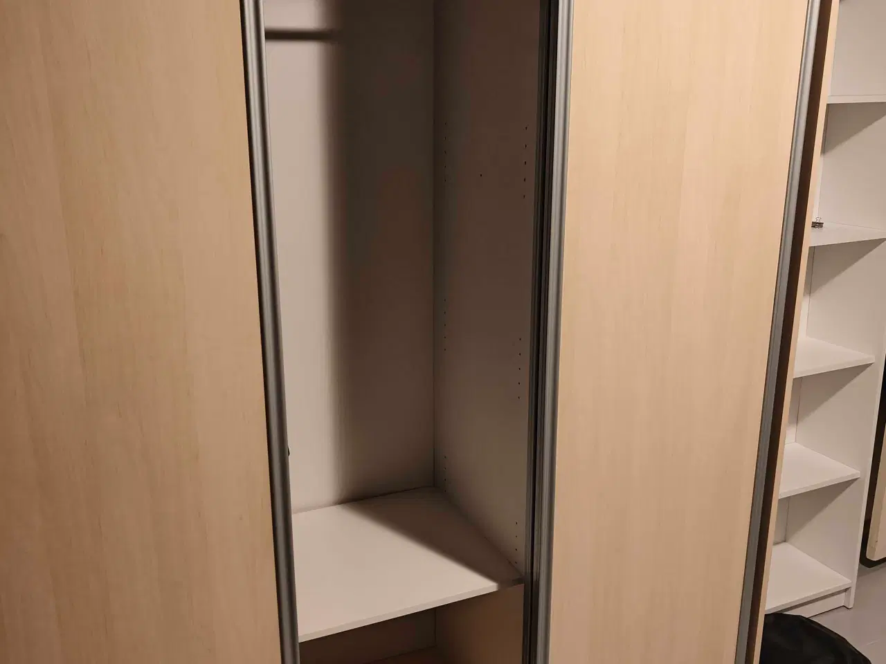 Billede 2 - Klædeskab i god stand 