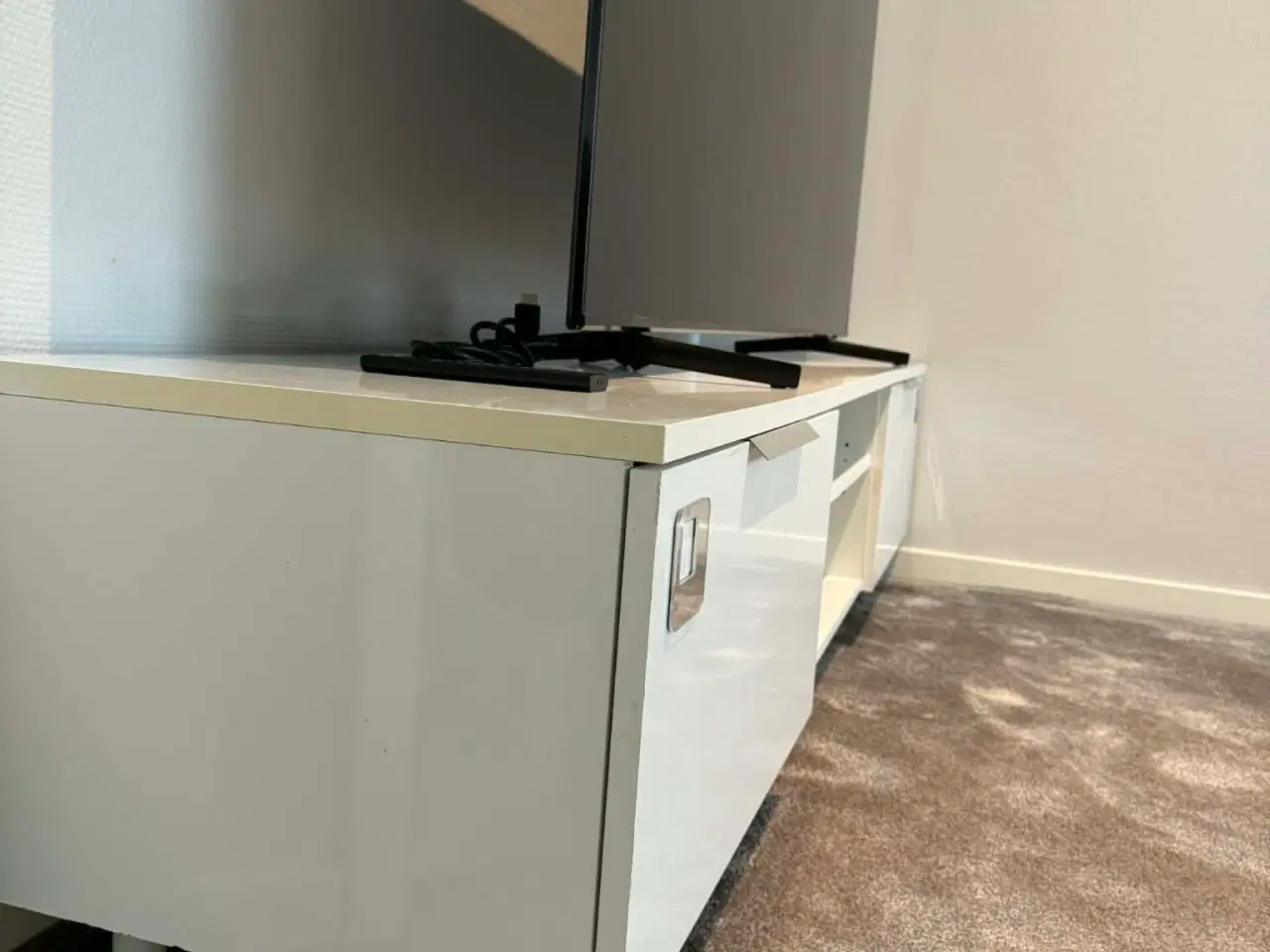 Billede 4 - Hvid TV bord med skuffe + reol