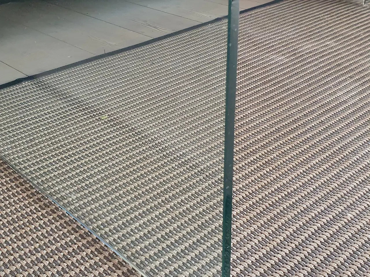 Billede 3 - Stilfuldt sofabord i hærdet glad